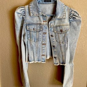 Puffy shoulder jean jacket
